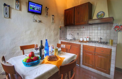 Colle di Val d'Elsa Apartment | Sunny Apartment with Pool