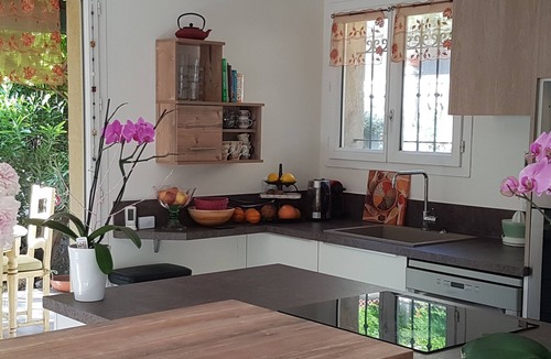 Saint-Jacques House | Sunny, quiet villa with spa, beautiful garden, barbecue, table tennis