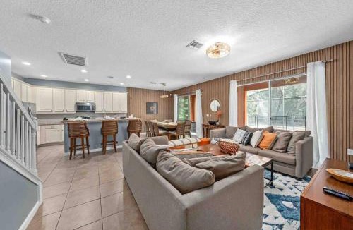 Lake Buena Vista House | SUPER BIG- SLEEPs 30 w POOL & GAME ROOM