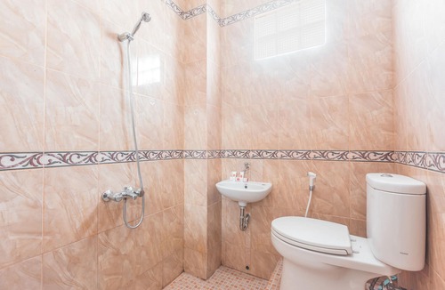 Cibinong Hotel | Super OYO 1640 Fallinda Hotel