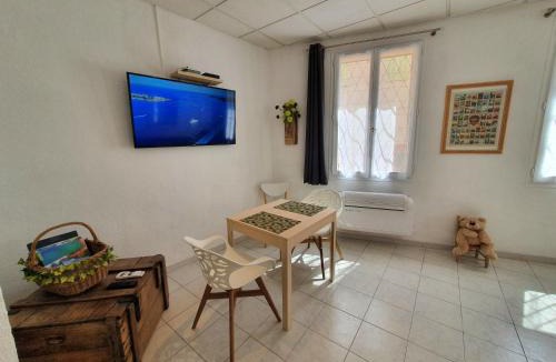 Le Suquet Apartment | Suquet 22 – 2 Pièces, Cannes Cœur Historique, Calme, Plage à 300m, Parking