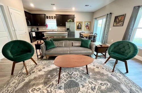 Sanford House | Sweet Stay with fully fenced yard