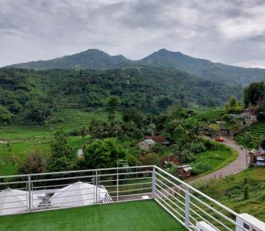 Bandung Villa | Teras Luhur Villa dengan Infinity Pool