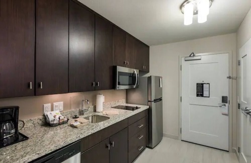 Williamsburg Hotel | The Apalone's Retreat I - 2 Queen Beds + Parking