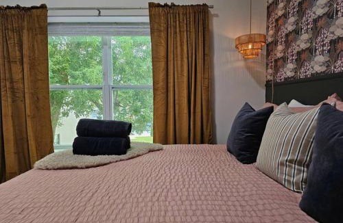 Lake Davis - Greenwood Apartment | The Catherine - 1 mile to downtown - 2 King beds - Sleeps 5