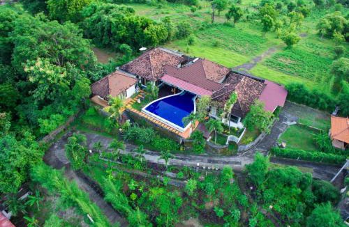 Kalibukbuk Villa | The Dharma Lovina - Mountain, Sea & Sunset View - Private Villa w Starlink - 5br