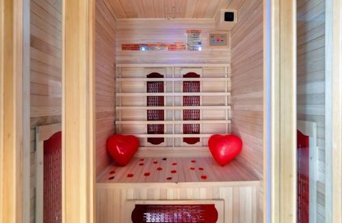Prado - Republique Apartment | The Jungle - Jacuzzi, Sauna & Projector