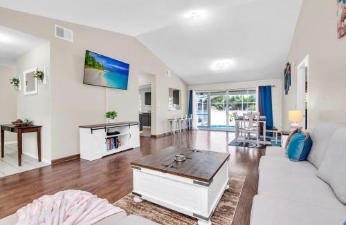 Poinciana House | The Key House Large Pool & Backyard
