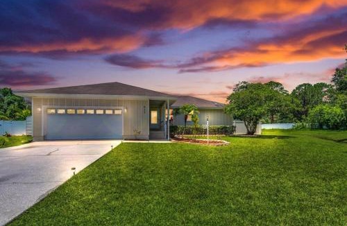 Poinciana House | The Key House Large Pool & Backyard
