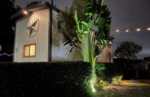 Northwest Orlando House | The Swan Orlando Tiny House with a lake view