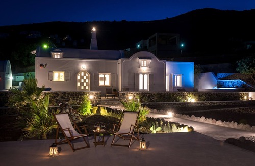 Imerovigli Villa | This immaculate, 80 m^2 and fully equipped Villa invites comfort and tranquility
