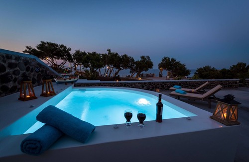 Imerovigli Villa | This immaculate, 80 m^2 and fully equipped Villa invites comfort and tranquility