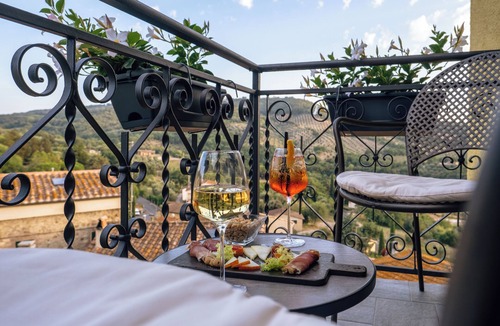 Sasso d'Ombrone House | Tosco Suite "Solis" - panoramic view, whirlpool, fireplace and steam room