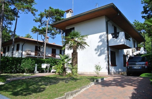 Bibione Lido dei Pini Villa | Townhouse with enclosed private garden