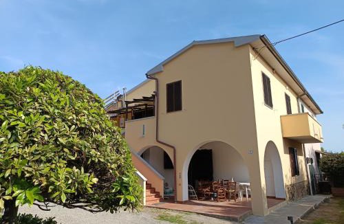 Cecina Apartment | trilocale in campagna con giardino "ROSSO"