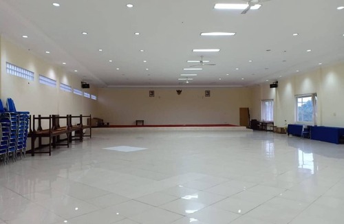 Ngaglik House | Triple Room with AC at Mutiara Batu