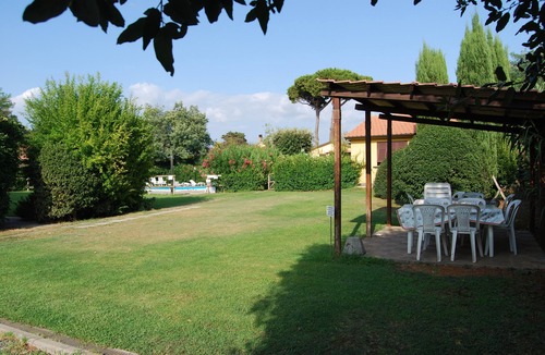 Cecina Apartment | Tuscan countryside apartment, garden, swimming pool, wi-fi, parking for relaxation and sea