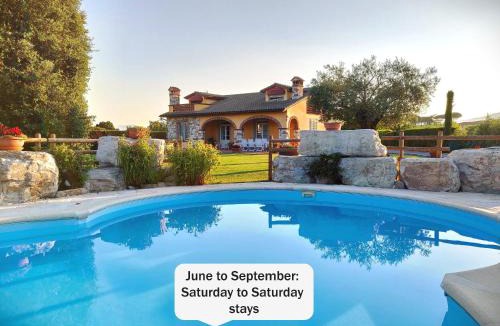 Capannori Villa | Tuscan Villa exclusive use of private pool A/C Wifi Villa Briciola
