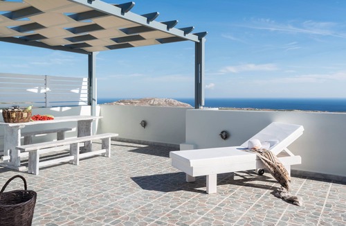 Megalochori House | Two Bedroom Luxury Villa With outdoor Hot Tub and Caldera View