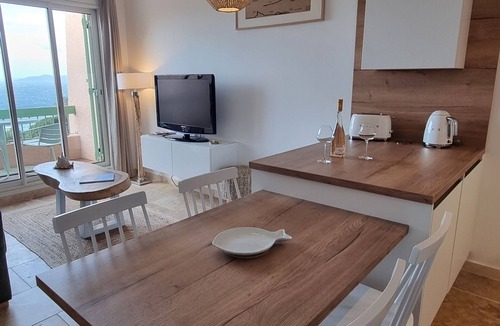Le Rayol Apartment | Type 2 apartment with sea view, 5 minutes from the beach, ideal for a couple.