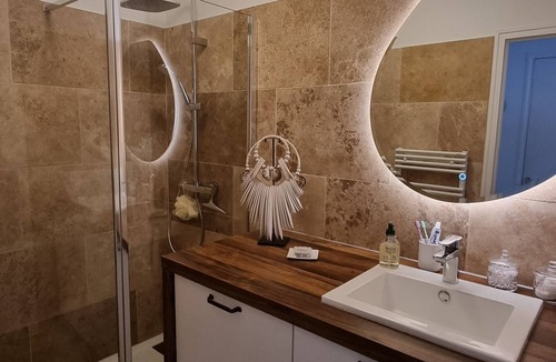 Le Rayol Apartment | Type 2 apartment with sea view, 5 minutes from the beach, ideal for a couple.