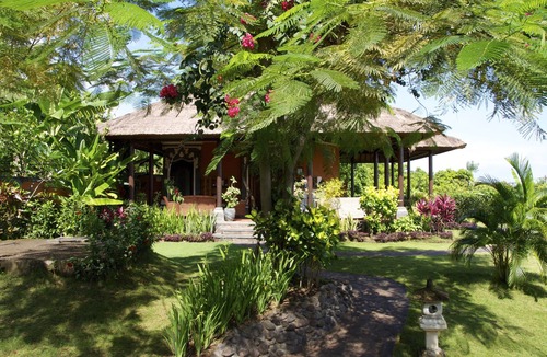 Lovina Villa | Typical Balinese villa with beautifully landscaped swimming pool