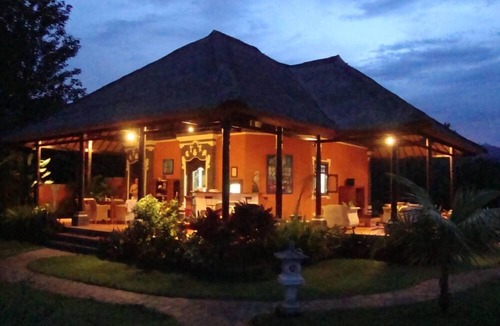Lovina Villa | Typical Balinese villa with beautifully landscaped swimming pool