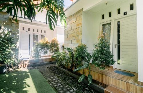Sampalan House | Umah Putih