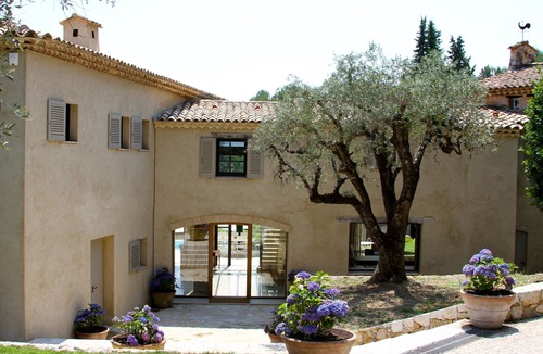Le Rouret Villa | Unique mix of Provencal charm and cutting edge architecture near Valbonne
