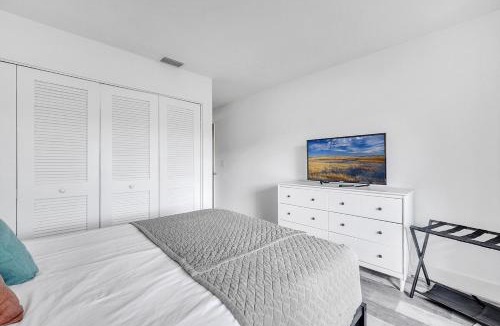 Florida Center North Apartment | Unique Stays at Cozy Lake House near Universal