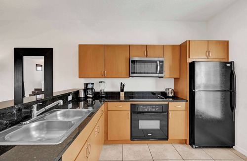 Sunset Lakes House | Upstay: Spacious 3BR Home w Resort Pool & Hot Tub