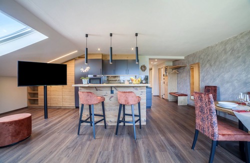 Merano Apartment | Vacation Apartment "Zypresse" with Mountain View, Wi-Fi, Balcony & Garden