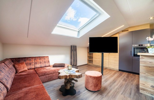 Merano Apartment | Vacation Apartment "Zypresse" with Mountain View, Wi-Fi, Balcony & Garden