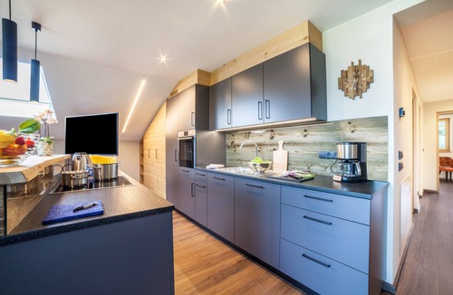 Merano Apartment | Vacation Apartment "Zypresse" with Mountain View, Wi-Fi, Balcony & Garden