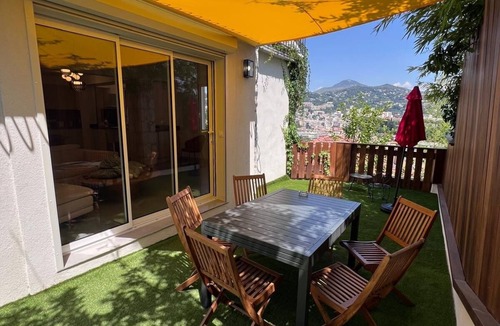 Saint-Sylvestre Apartment | View over Nice, in a quiet hilltop setting just a few steps from the town center.