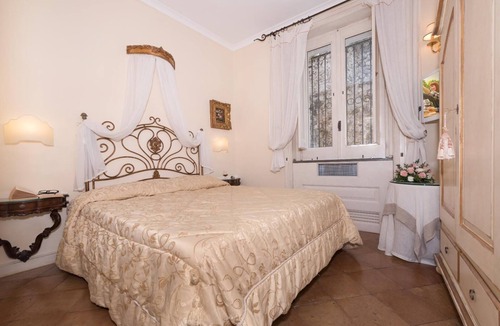 Vettica Hostel | Villa Alba d'Oro Historic Luxury Villa