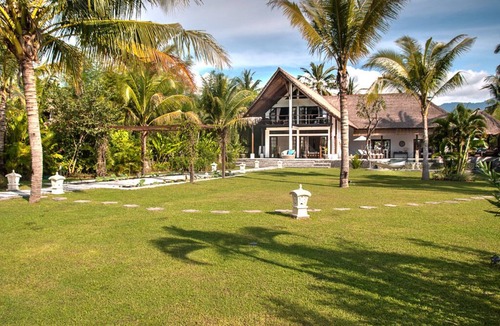 Kalisada Villa | Villa Aparna - Luxurious Balinese villa right on the beach