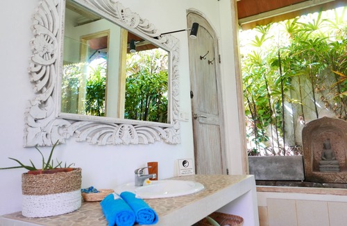 Denpasar Barat House | VILLA BALI SANTAI Guest house with continental breakfast