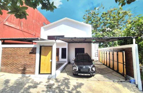 Bangunjiwo Villa | Villa Bangunjiwo by Yustien Homestay - Entire House 4 Beds
