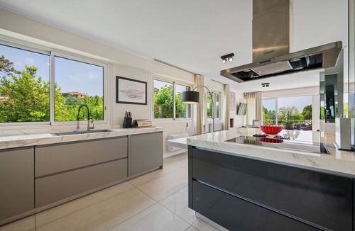 La Croix des Gardes Villa | VILLA CANNES: V. private, 15 mins walk to beach. Child friendly. Salt water pool