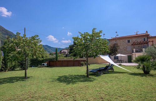Nocchi Villa | Villa Celestina, 4 double rooms, garden, heated pool, air conditioning, WLAN.