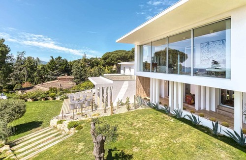 La Croix des Gardes Villa | Villa Chelsea Summary