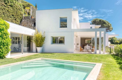 La Croix des Gardes Villa | Villa Chelsea Summary