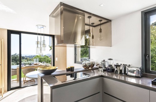 La Croix-Valmer Villa | Villa Colibri is a magnificent designed contemporary residence