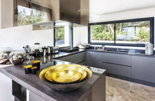 La Croix-Valmer Villa | Villa Colibri is a magnificent designed contemporary residence