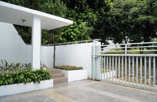 Bandung Villa | Villa Emili Bandung - A Cozy and Spacious Home