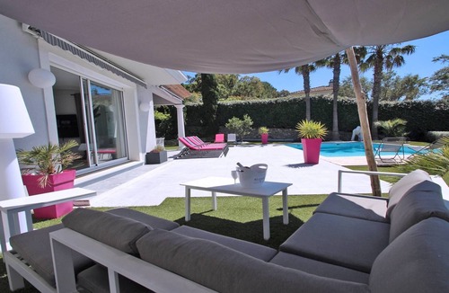 La Nartelle House | Villa for 10 people (8 adults max) - Private swimming pool - Air conditioning - WiFi - Golf view.