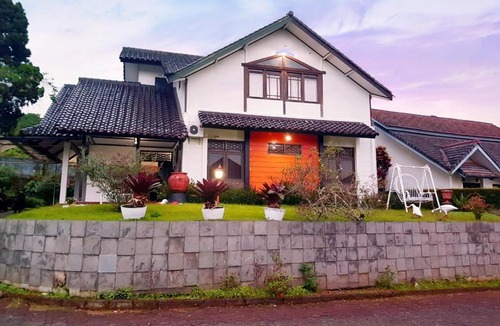 Cipanas Villa | Villa Gardenia & Amora Park Puncak Bogor