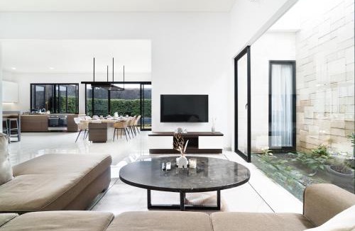 Sukajadi Villa | Villa in Bandung with Swimming Pool, Netflix & BBQ