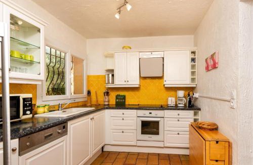 Mouans-Sartoux Villa | Villa in Mouans-Sartoux with Pool & Beach